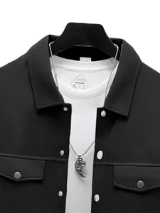 Détail d'une veste noire pour homme avec col à revers et poches boutonnées