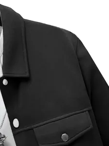 Gros plan détaillé d'une veste noire pour hommes avec col à revers et boutons-pression.