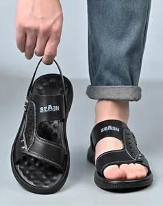 Primer plano de sandalias de playa negras para hombre con suela blanda y costuras blancas.