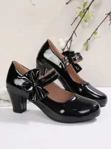 Eleganti scarpe Mary Jane in vernice nera con tacco largo e dettagli con fiocco grande