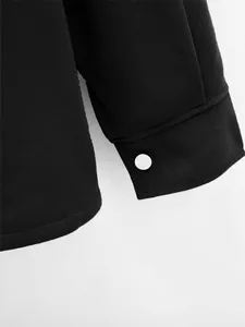 Gros plan du détail du poignet d'une veste décontractée noire pour homme.
