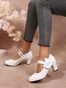 Eleganti scarpe Mary Jane in vernice bianca con tacco largo e bel dettaglio fiocco