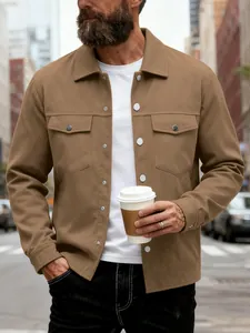 Détail de la veste cintrée marron pour homme avec col à revers et poches