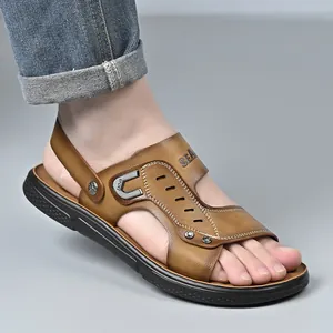 Sandalias de playa de cuero marrón para hombre con suela suave antideslizante y diseño versátil.