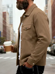 Vue latérale d'une veste marron pour homme avec poches poitrine et boutons.