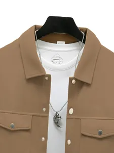 Détail de la veste décontractée marron pour hommes avec revers et t-shirt blanc superposé