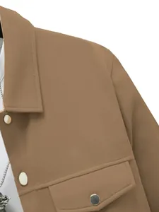 Détail rapproché d'une veste cintrée marron pour homme avec col à revers et poche