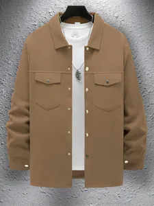 Détail d'une veste décontractée marron pour homme avec doubles poches et col rabattu