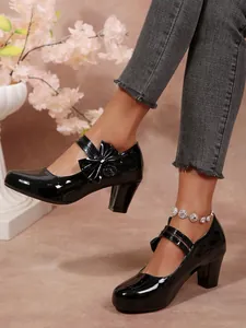 Eleganti Mary Jane in vernice nera con tacco largo e dettaglio con fiocco decorativo