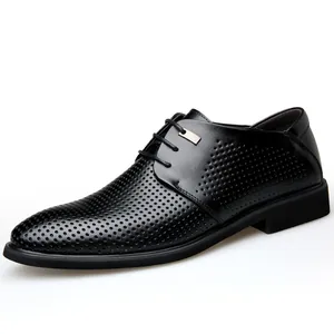 Chaussures habillées noires en cuir respirant pour hommes avec design perforé pour le travail