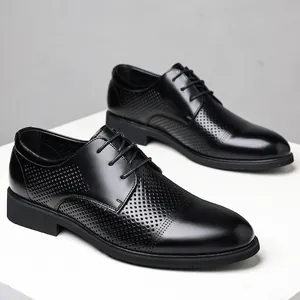 Scarpe eleganti nere traspiranti da uomo con lati traforati per uno stile business classico.
