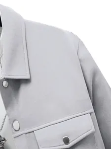 Gros plan sur une veste grise pour hommes montrant la poche et les boutons