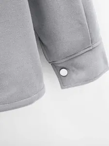 Gros plan du poignet d'une veste décontractée pour homme grise avec bouton pression