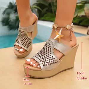 Dettaglio sandali con zeppa oro con altezza tacco 10 cm e plateau da 3 cm indicati
