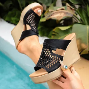 Primo piano dei sandali con zeppa in rete nera alla moda con design platform