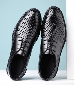 Draufsicht auf schwarze Herrenschuhe aus perforiertem Leder mit dicker Sohle.