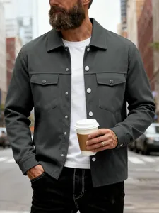 Détail de la veste ajustée gris foncé pour homme avec col rabattu et poches poitrine