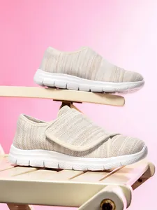 Vista dettagliata delle scarpe casual leggere in mesh traspirante con chiusura velcro