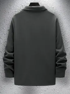 Vue arrière d'une veste cintrée noire à revers pour hommes sur fond texturé