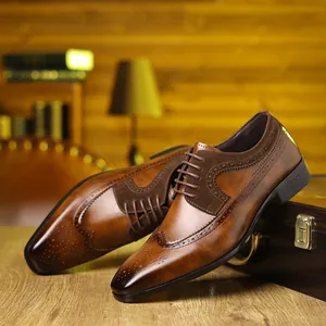 Κοντινό πλάνο καφέ δερμάτινων παπουτσιών brogue με σουέντ λεπτομέρειες και μυτερή μύτη