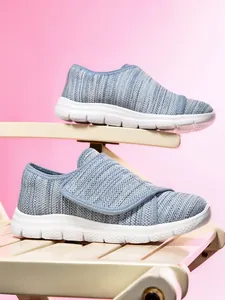 Dettaglio di sneaker in rete leggera e traspirante da donna con chiusura a strappo