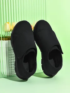 Primo piano di scarpe da camminata in mesh nero traspirante con chiusura a strappo