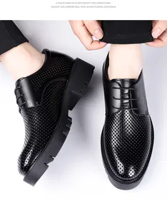 Nahaufnahme von schwarzen Herren-Plateau-Leder-Schuhen mit atmungsaktivem Muster