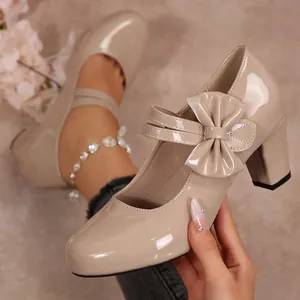 Elegante beigefarbene Lackleder-Mary-Janes mit stilvollem Blockabsatz und dekorativer Schleife