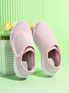 Dettaglio di scarpe casual da donna in mesh rosa traspirante con chiusura a strappo