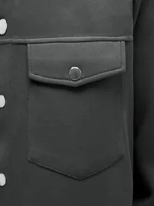 Détail de la poche à rabat et du bouton-pression en métal d'une veste pour homme gris foncé.