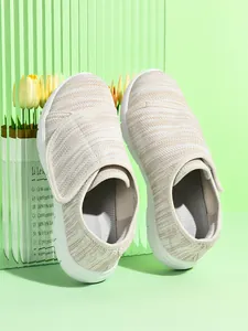 Vista dettagliata delle scarpe in mesh da donna con pratica chiusura in velcro.