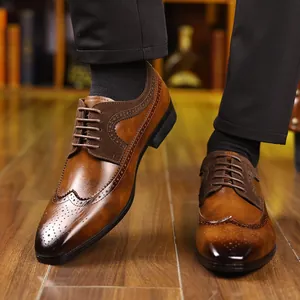 Κοντινό πλάνο κομψών καφέ brogue παπουτσιών για επίσημες επαγγελματικές περιστάσεις
