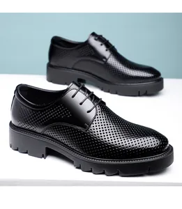 Detailansicht schwarzer Herren-Lederhalbschuhe mit Lochmuster und dicker Plateausohle