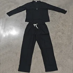 Set completo in lino nero con camicia Henley a maniche lunghe e pantaloni a coulisse.