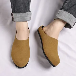 Gedetailleerd overzicht van de stijlvolle herenloafers in kaki suède met platte zool
