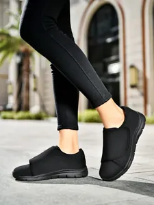 Primo piano di scarpe da ginnastica in mesh nero da donna con chiusura in velcro
