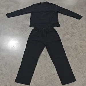 Vista in piano di un set in lino nero a due pezzi con maglia a maniche lunghe e pantaloni