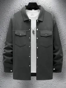 Vue détaillée d'une veste grise pour hommes avec col à revers et boutons argentés.