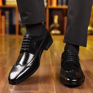 Κοντινό πλάνο μαύρων ανδρικών παπουτσιών brogue με κομψές διακοσμητικές τρύπες σε δέρμα