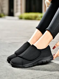 Dettaglio della tomaia in mesh traspirante e ampio velcro sulle sneakers nere da donna