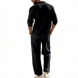 Vista posteriore completa di set camicia henley nera in lino e pantaloni dritti larghi.