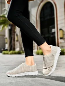 Dettaglio delle sneaker in mesh beige leggere e traspiranti con velcro per donne