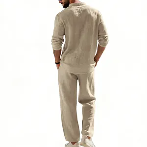 Vista posteriore di un completo uomo in lino beige con camicia a maniche lunghe e pantaloni.