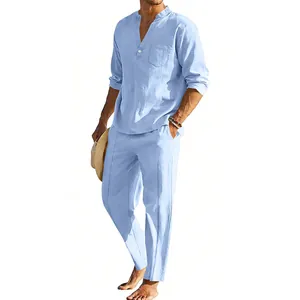 Set in lino azzurro da uomo con camicia Henley a maniche lunghe e pantaloni larghi.