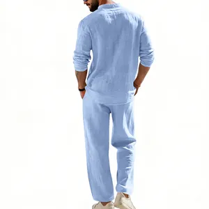 Vista posteriore di un completo in lino celeste da uomo con camicia e pantaloni