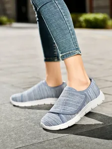 Dettaglio di scarpe da camminata in mesh leggere e traspiranti da donna con cinturino in velcro