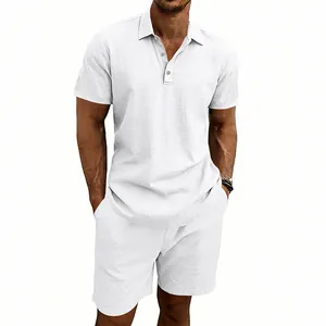Vista dettagliata del set polo e pantaloncini in lino bianco da uomo per le vacanze