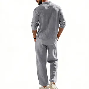 Vista posteriore di un completo uomo in lino grigio con camicia Henley e pantaloni
