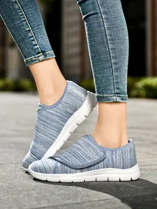 Dettaglio scarpe casual da donna in mesh blu traspirante con chiusura in Velcro