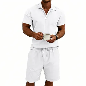 Completo estivo da uomo in lino bianco con polo e pantaloncini da spiaggia casual su modello